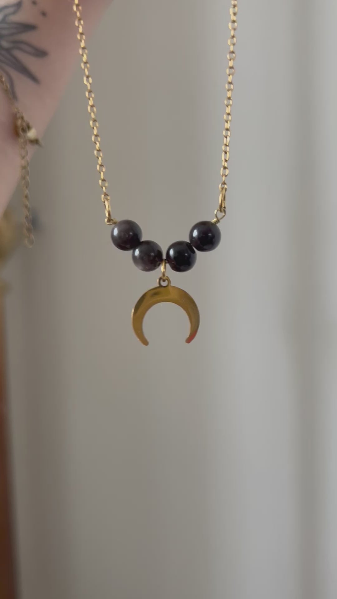 video du collier selene en acier inox et pierre naturelle